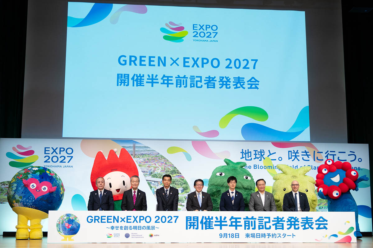 登壇した関係者。左から2人目がGREEN×EXPO協会の筒井義信会長、左から4人目が金子恭之 国土交通大臣 兼 国際園芸博覧会担当大臣