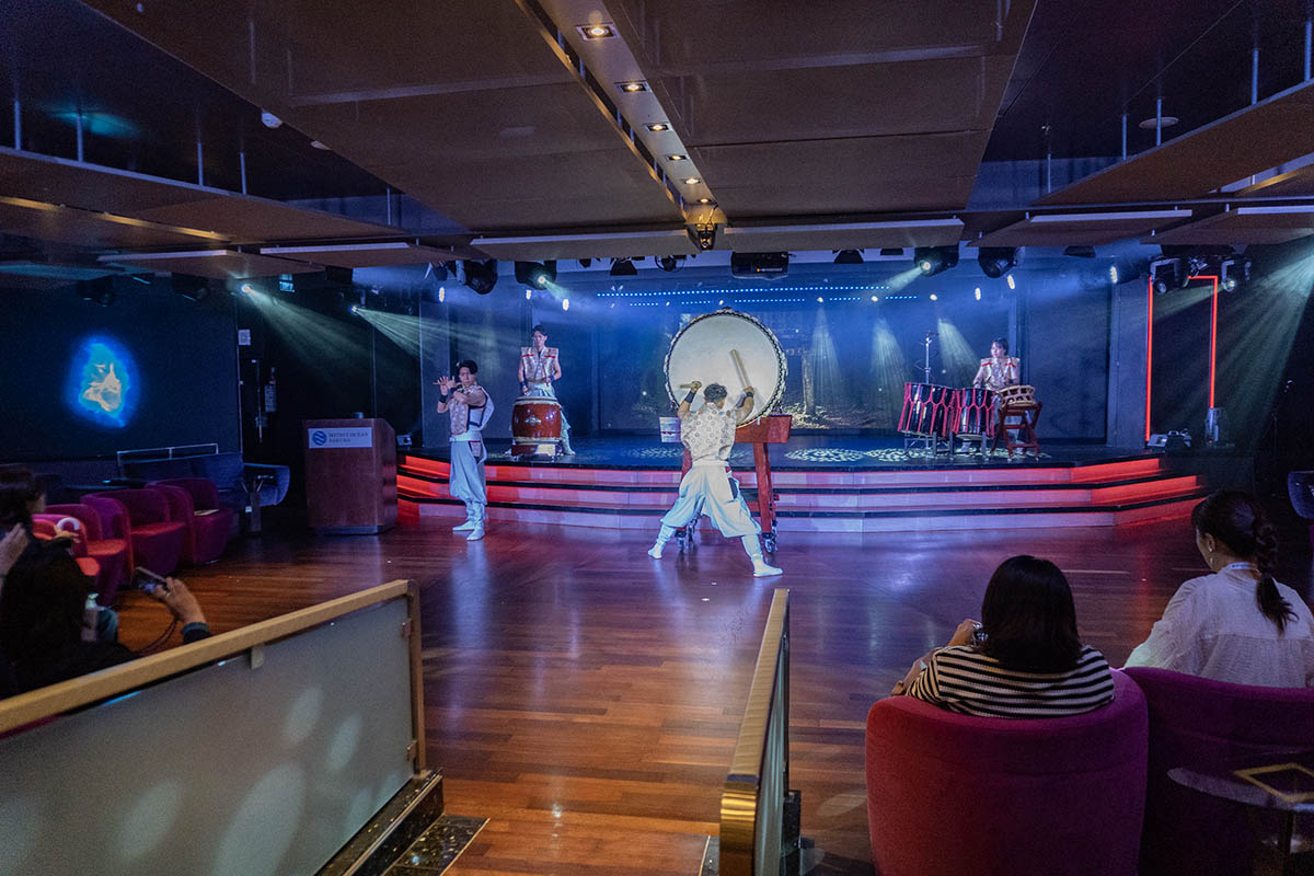 昼夜さまざまなイベントが行なわれる「オーシャンステージ」。ダンスショー、コンサート、伝統芸能などのパフォーマンスを楽しめる