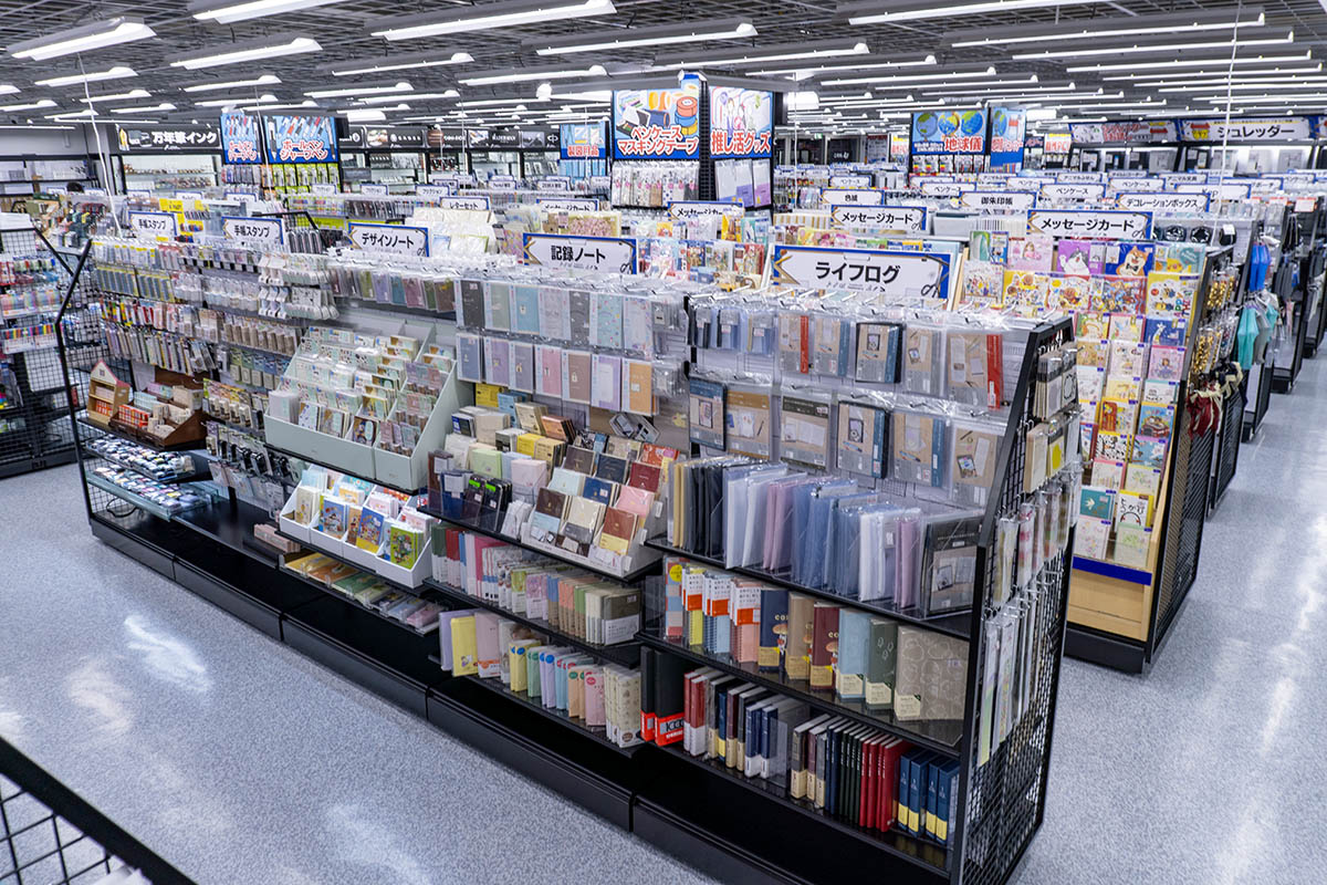 池袋店では従来にないカテゴリーの取り扱いにも挑戦