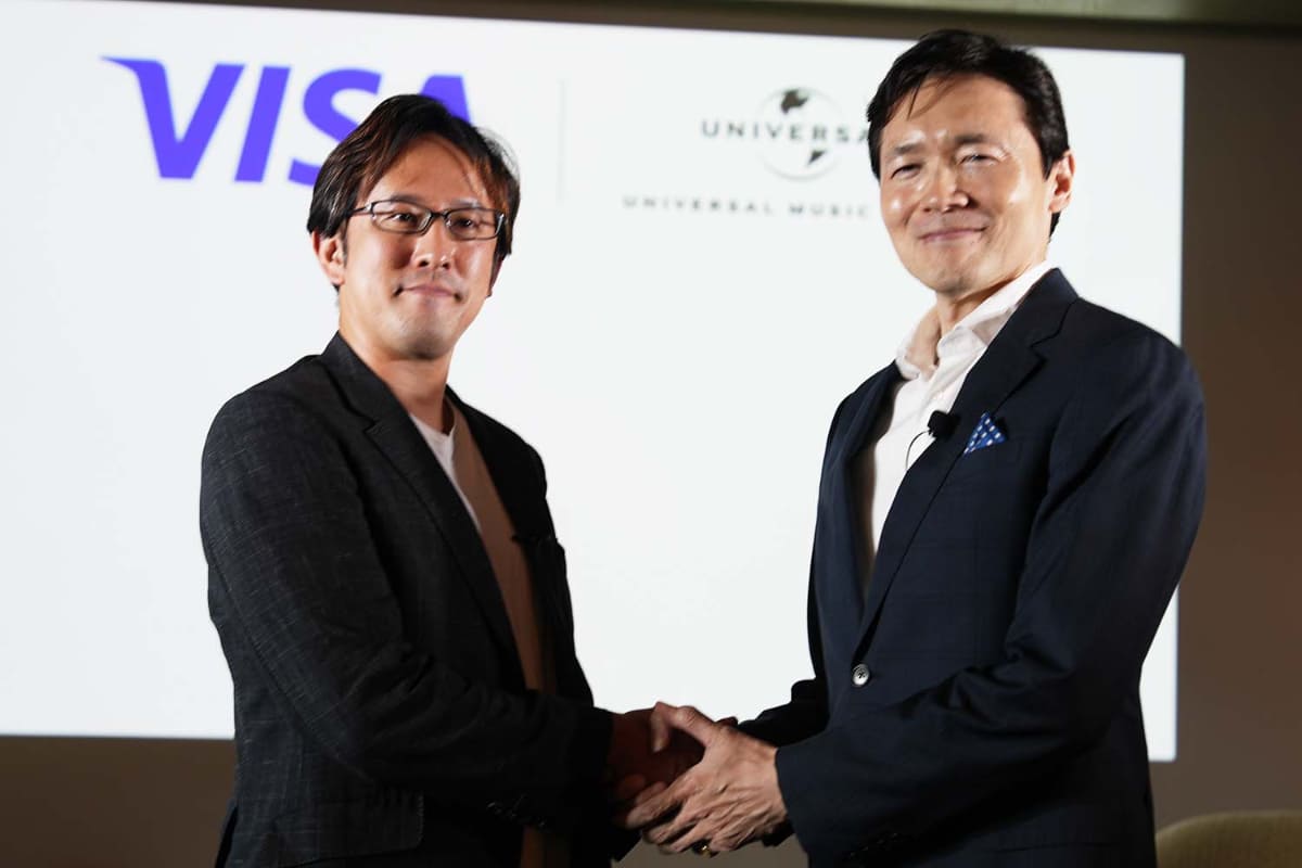 ビザ・ワールドワイド・ジャパン 里村明洋 マーケティング本部長(左)とユニバーサル  ミュージック 上席執行役員 玉木一郎氏