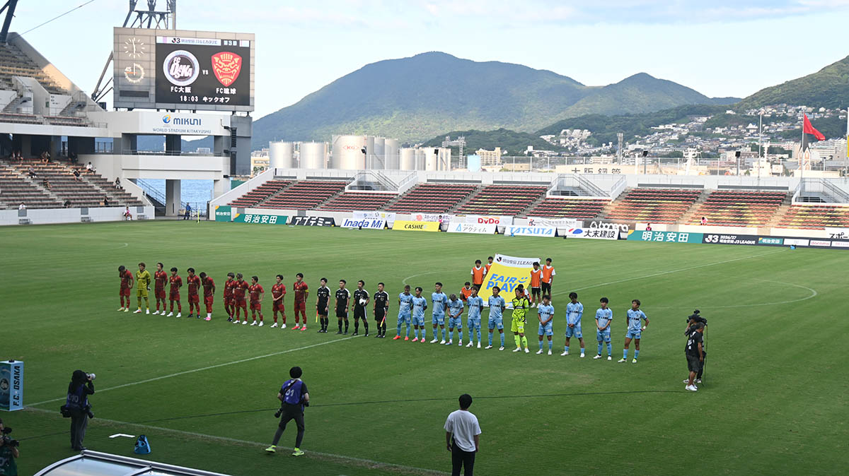 試合を終えて、スタンドに一礼する両チーム選手