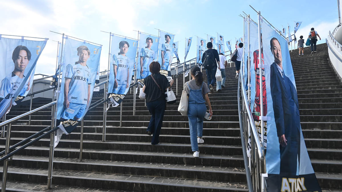 ミクニワールドスタジアムに設置されたFC大阪の選手ペナント