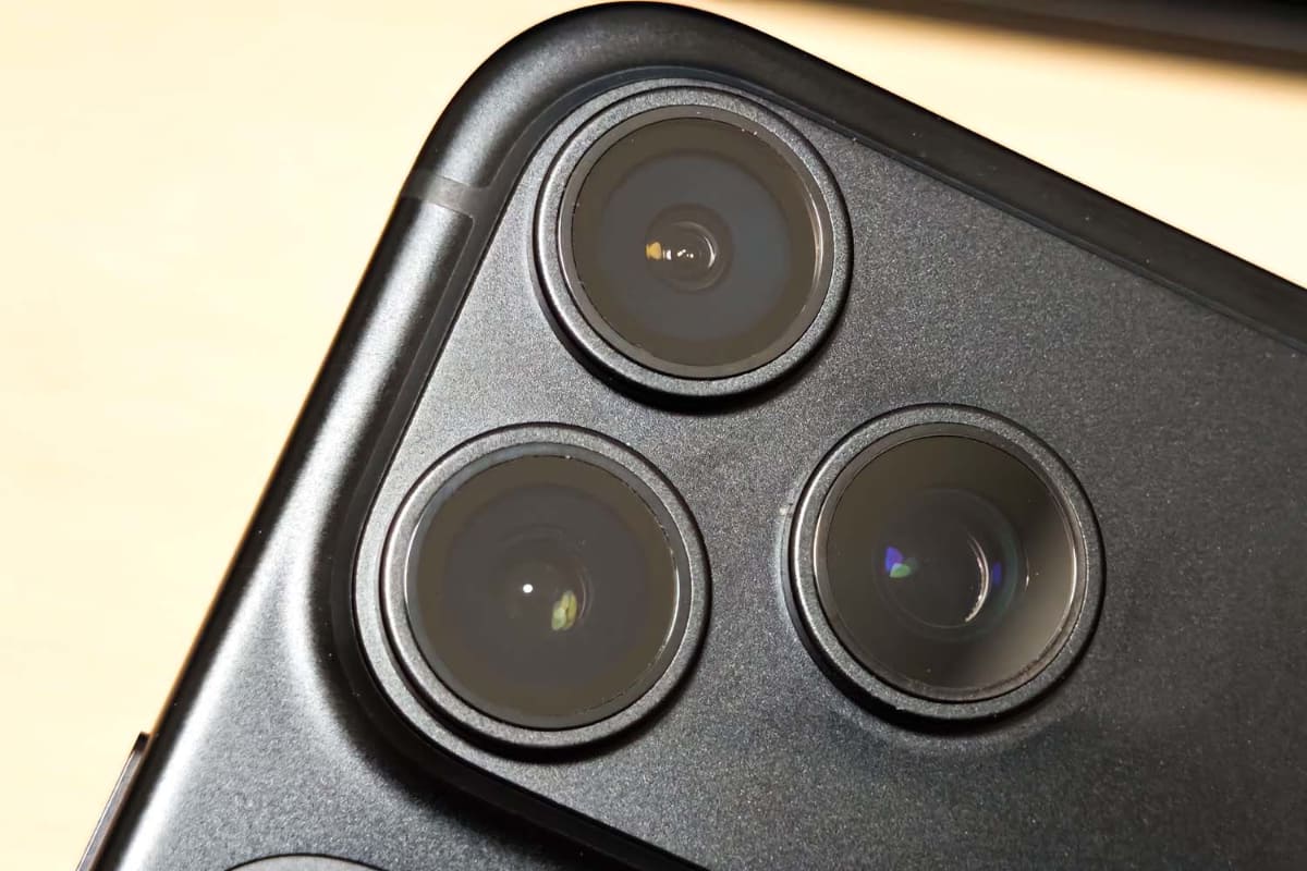 iPhone 18 Pro Maxのカメラ。左下のメインカメラには、可変絞りを搭載。絞りによってレンズの見え方が変わっているのがわかる