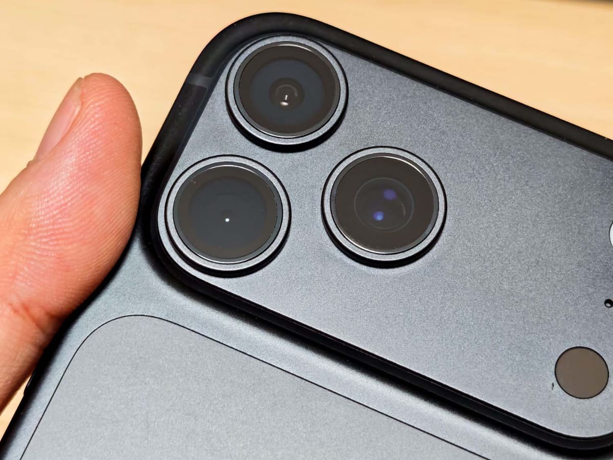 iPhone 18 Pro Maxのカメラ。左下のメインカメラには、可変絞りを搭載。絞りによってレンズの見え方が変わっているのがわかる