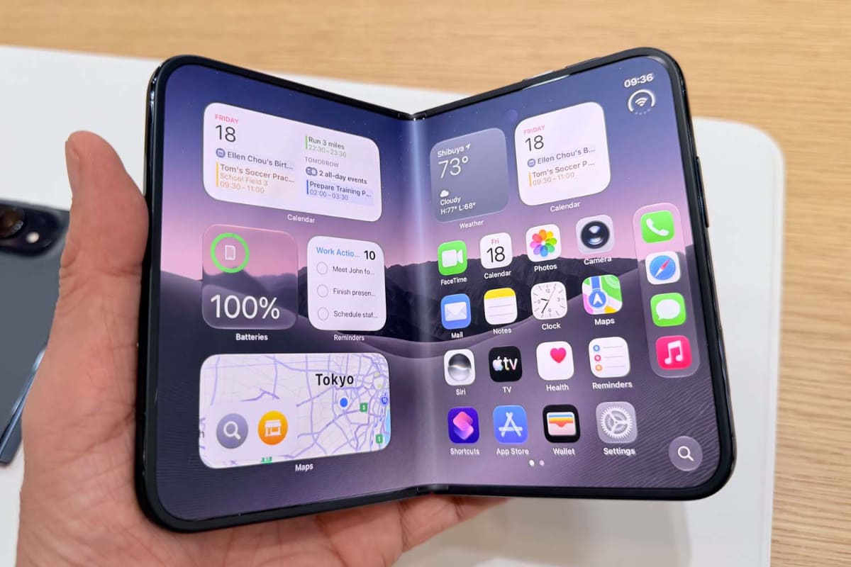 iPhone Duo。開くときの「すりガラスのような効果」は、体験してみるとなかなかインパクトがある