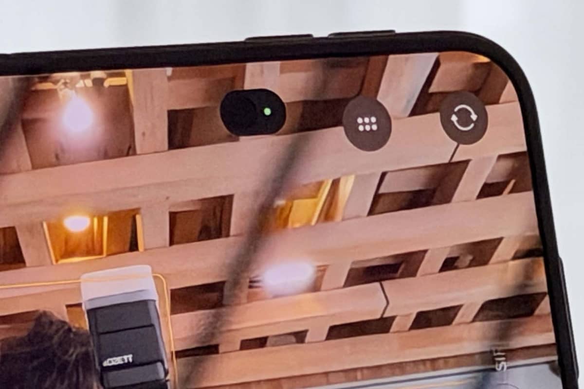 アンダーディスプレイカメラを採用。普段はカメラの穴が見えないが、カメラを使うときだけは「穴」になる