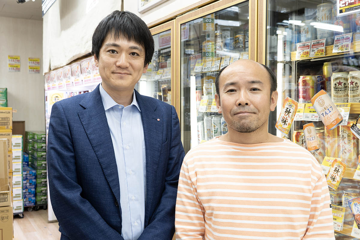 ひとまいる 執行役員 兼 グループマーケティング部 部長/カクヤス 執行役員 BtoCセールス事業部長 桑原翔太さん(左)と、カクヤス 商品部 部長 安村仁志さん(右)