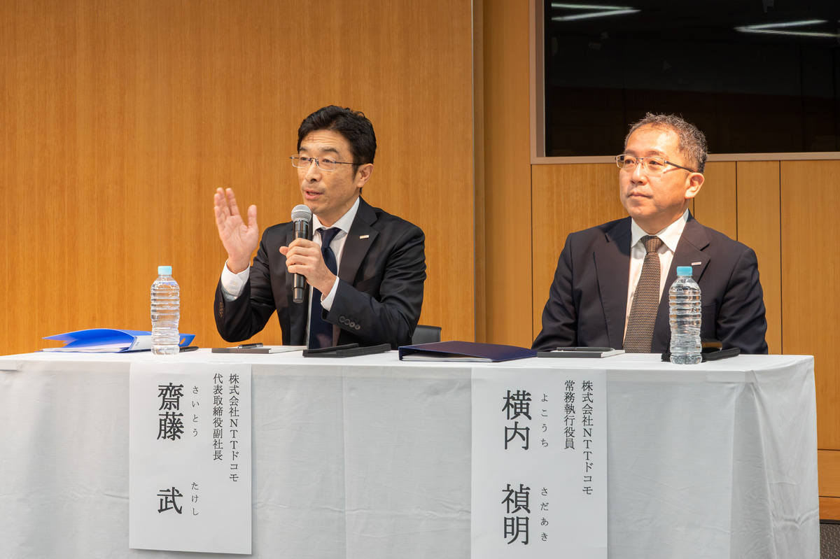 NTTドコモ代表取締役副社長の齋藤武氏(左)