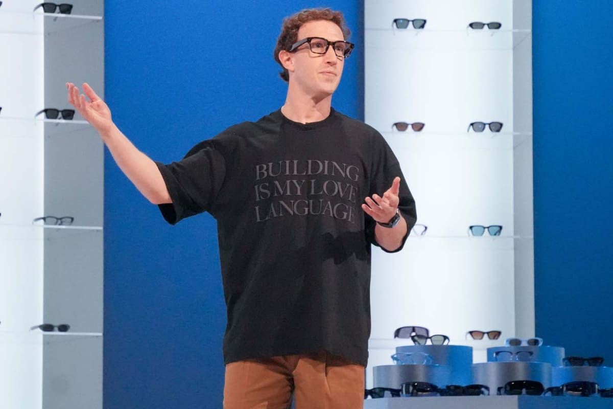Metaのマーク・ザッカーバーグCEO。大量のAIグラスのバリエーションを見せ、ビジネス拡大をアピール