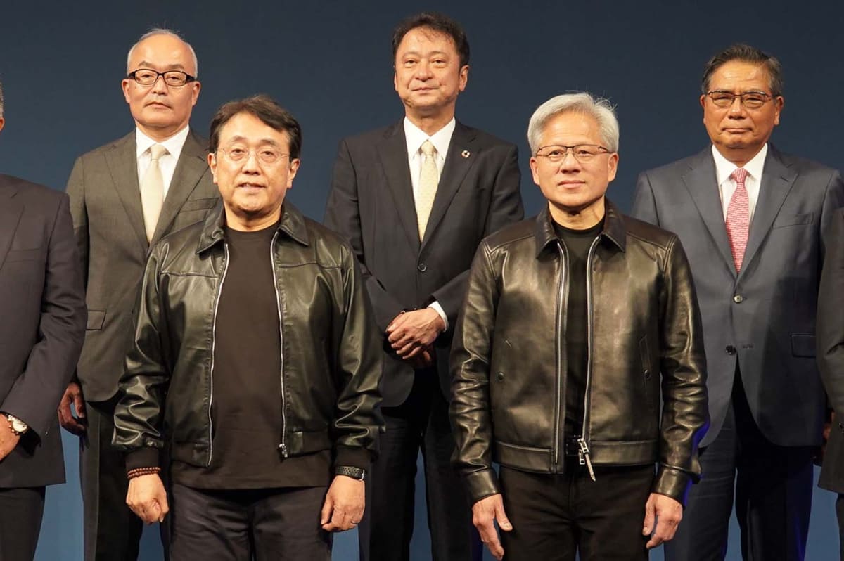 7月に行なわれた経済産業省のイベントで赤沢経産大臣(左)とおそろいの革ジャンを決めるNVIDIA CEO ジェンスン・フアン氏(右)