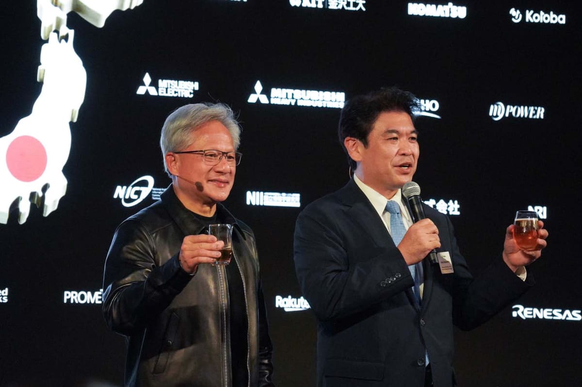 NVIDIAが開催したレセプションで乾杯の音頭をとる松本洋平文部科学大臣(当時、右)とNVIDIA CEO ジェンスン・フアン氏