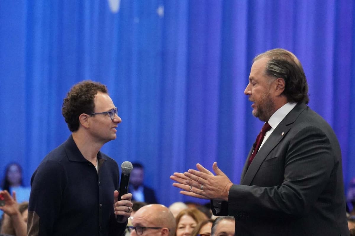 Salesforceのカンファレンス「Dreamforce」の基調講演にゲスト登壇したAnthropic CEO ダリオ・アモディ氏(左)、右はSalesforce CEO マーク・ベニオフ氏