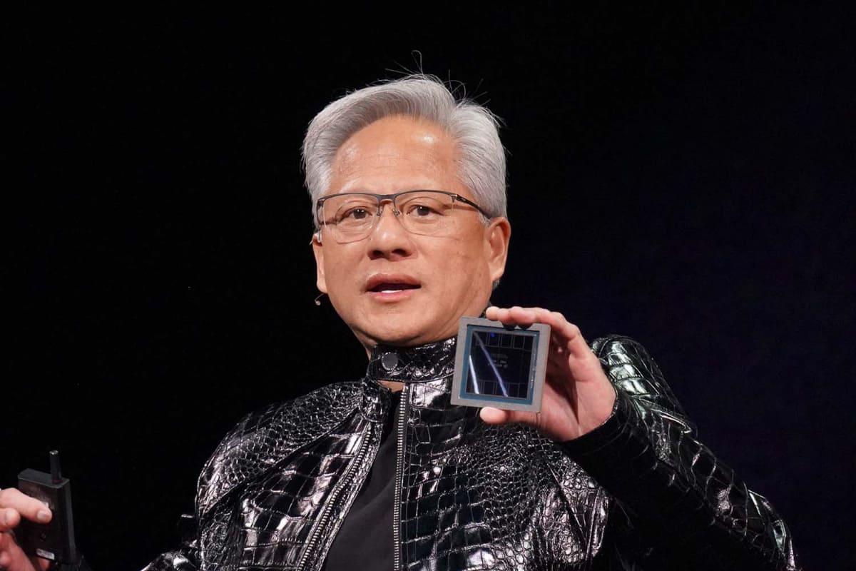 NVIDIA CEO ジェンスン・フアン氏が手に持っているのが最新AI用GPU「Rubin」、こうしたGPUを大規模な場合は数十万基利用してAIモデルの学習が行なわれる
