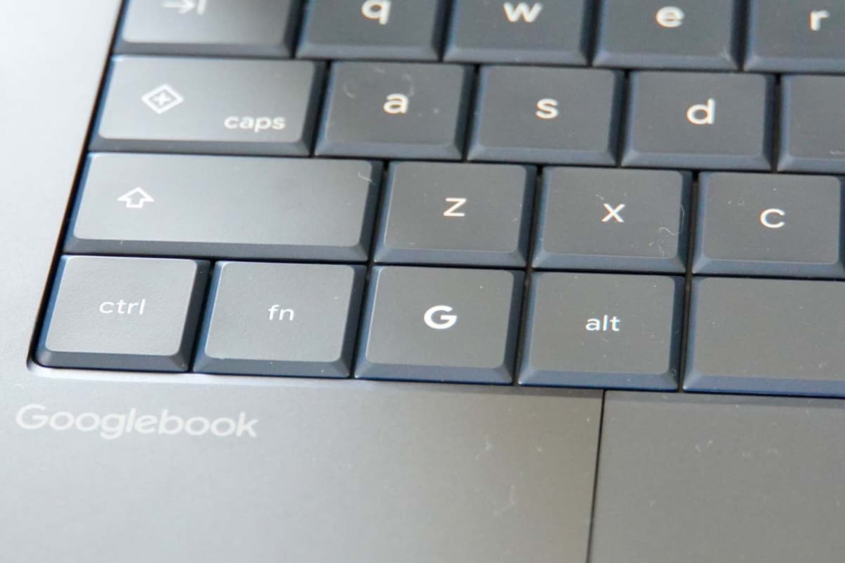 キーボードには「G」ボタンやAndroidでおなじみの戻るキーなども装備されている