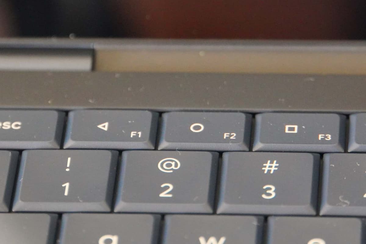 キーボードには「G」ボタンやAndroidでおなじみの戻るキーなども装備されている