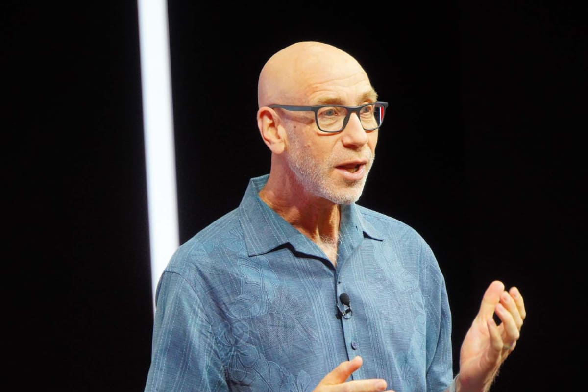 グーグルのソロモン氏は、Androidスマホとシームレスに連携することを強調した