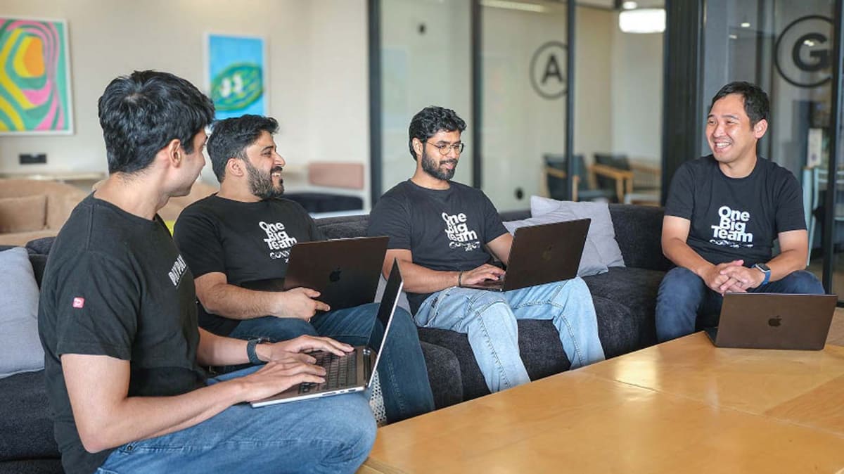 インド拠点の平川氏。「One Big Team」のTシャツを着ている。なお、同氏が一番好きなインドカレーはマトン・ローガンジョシュだという。筆者も好きなカシミールカレーの定番だ(提供：PayPay)