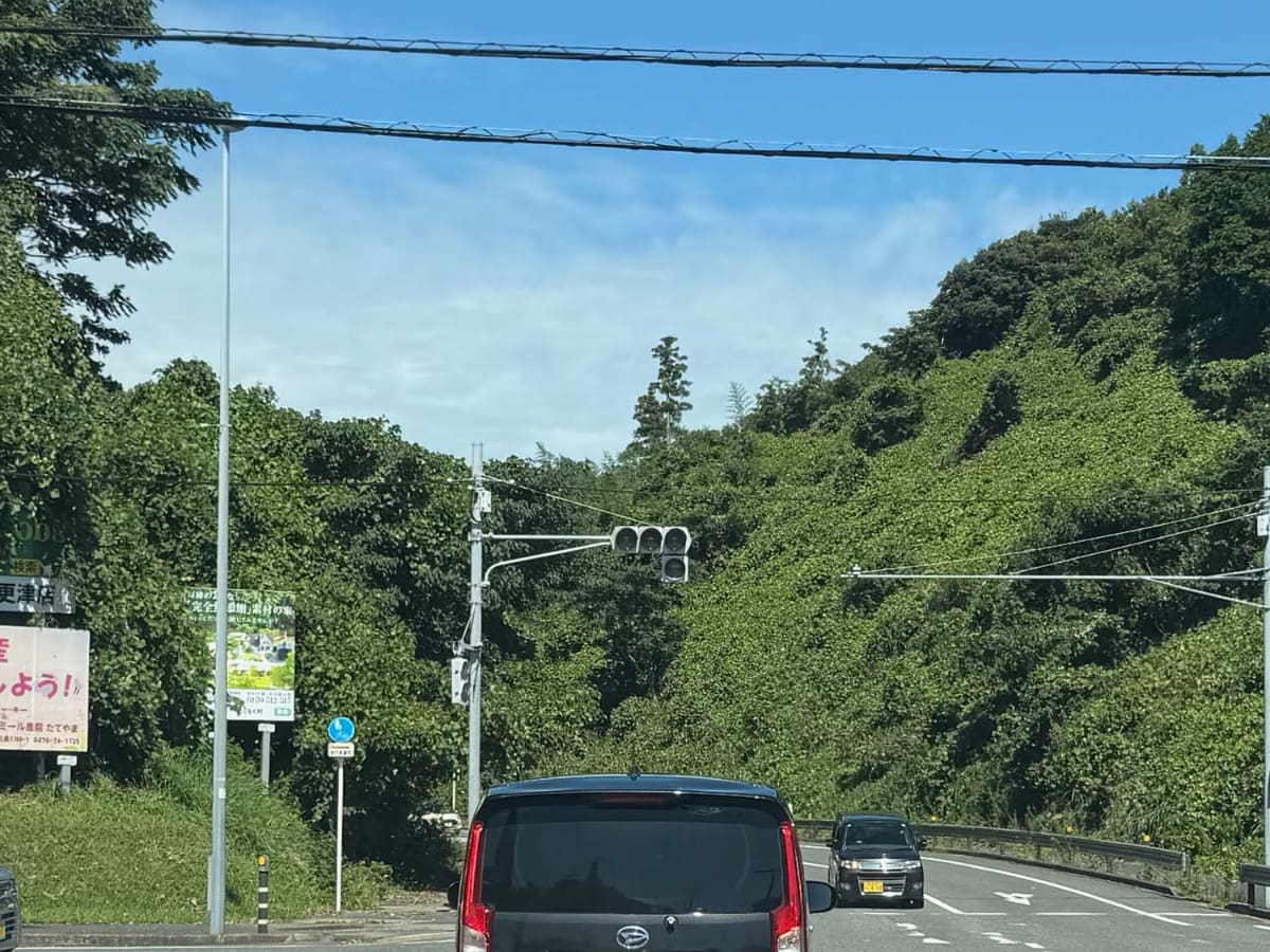 停電中は信号機も動いてないので、交通量の多い交差点はそれ自体が渋滞の原因になる