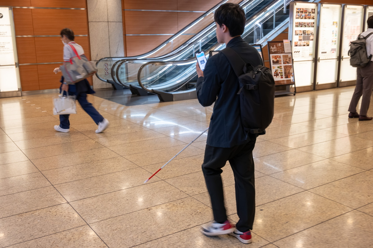 地下道から日本橋三井タワーに入ったところ。点字ブロックがない状況