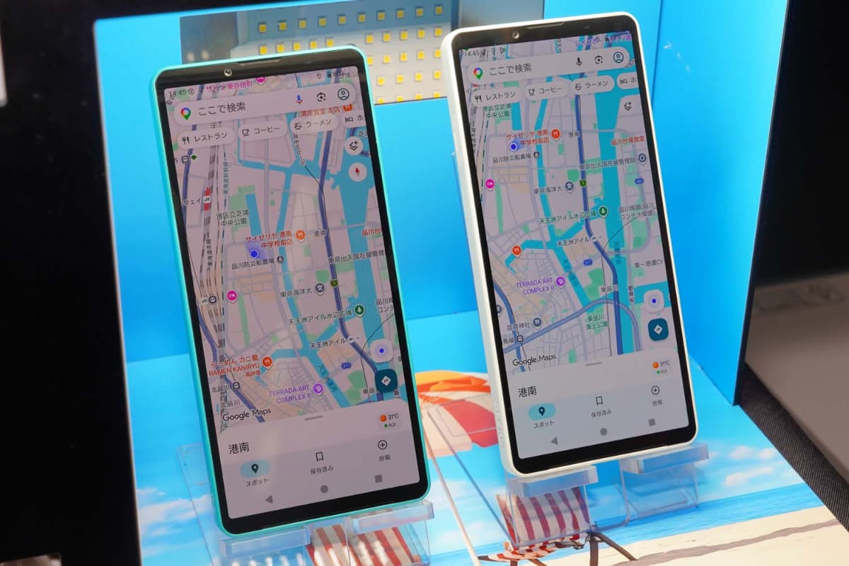 右がXperia 10 VIII。輝度を上げただけでなく、照度センサーも刷新した