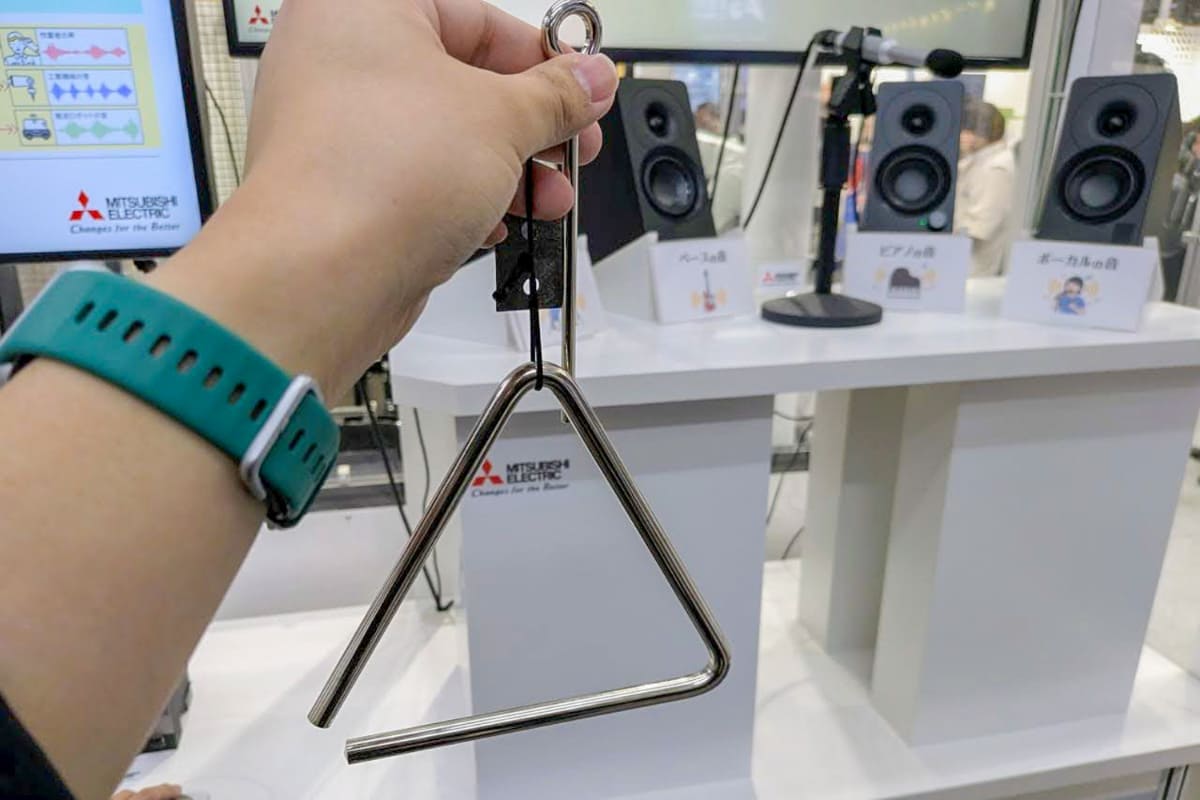 TUSSのデモでは、電子ピアノやトライアングルなどの楽器を実際に同時に鳴らしながら、特定の音を分離する様子を体験できる