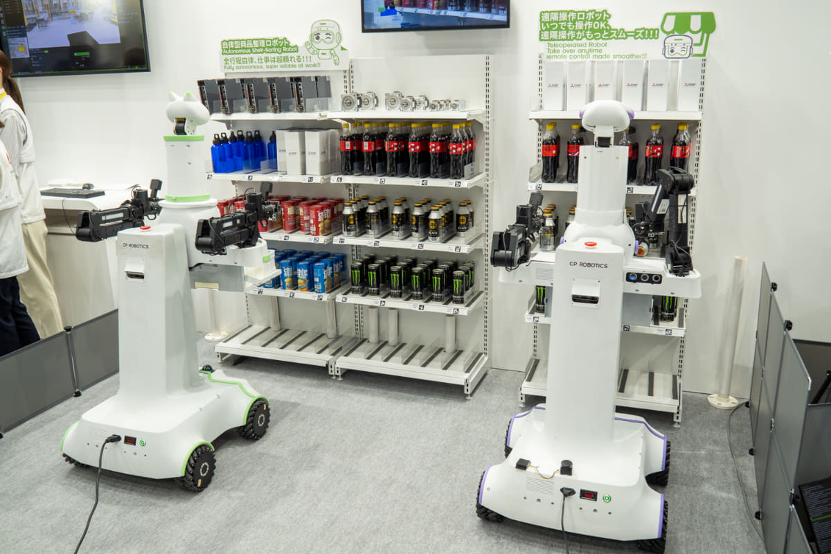 搬送・商品補充ロボット。左が自律型で右が遠隔操作・学習用のロボット