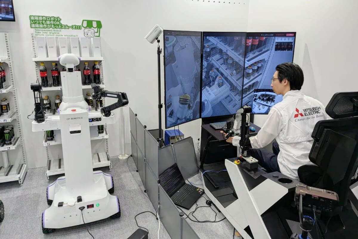 遠隔操作を通じて、商品補充の動作をロボットに学習させる様子。蓄積した学習データをもとに、自律型ロボットが自ら作業できるようになる。