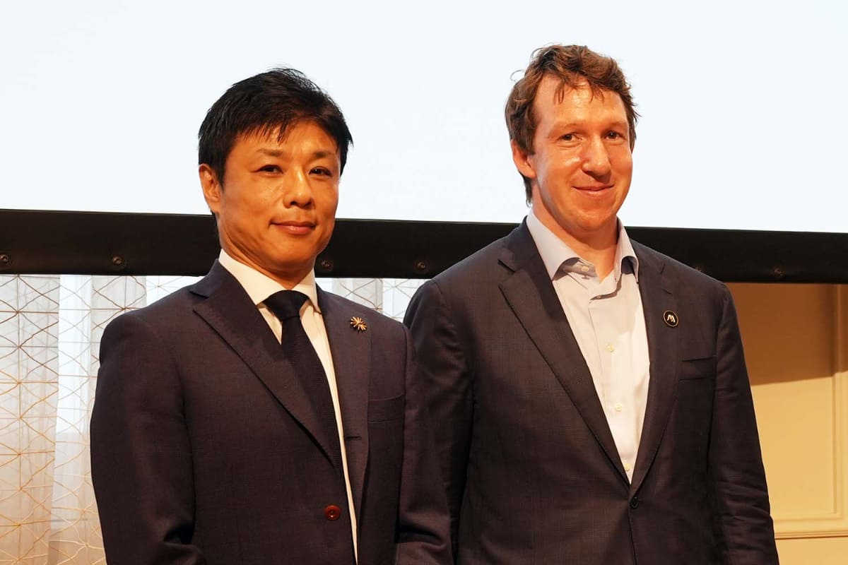 Anthropic Japan 東條英俊社長(左)と、Anthropic 共同創業者 兼 公共利益部門責任者のジャック・クラーク氏