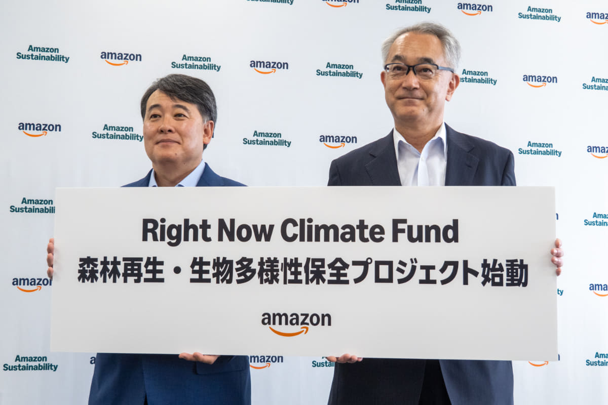 同プロジェクトの発表会に登壇した、Amazon Head of Sustainability Policy, International Public Policyのエリック・カワバタ氏(左)と、国土緑化推進機構 常務理事の今泉裕治氏