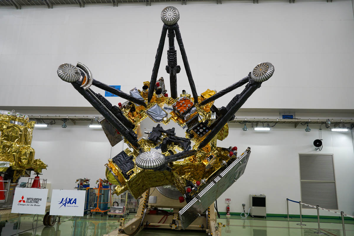 主要なミッション機器が取り付けられたMMXの底面(撮影:秋山文野)