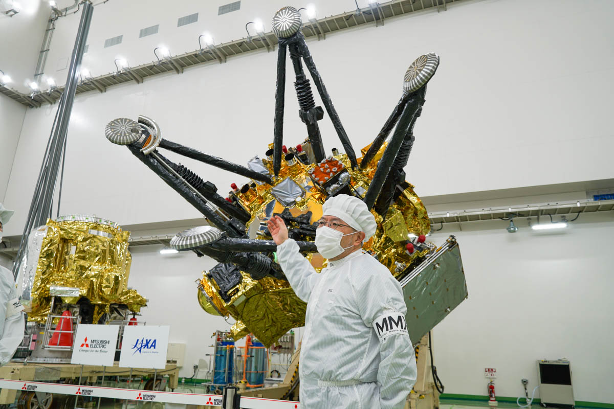 種子島宇宙センターで公開された火星衛星探査機「MMX」と川勝プロジェクトマネージャ(撮影:秋山文野)