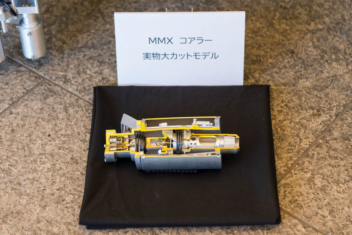 MMXのJAXA開発採取装置「C-SMP」のコアラー部分の模型と実物大カットモデル(撮影:小林伸)