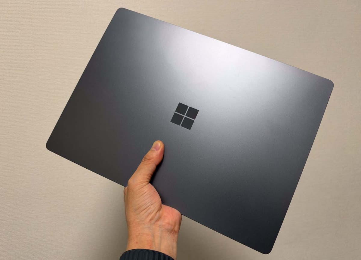 Surface Laptop Ultra。カラーはナイトフォール。このほかにプラチナがある