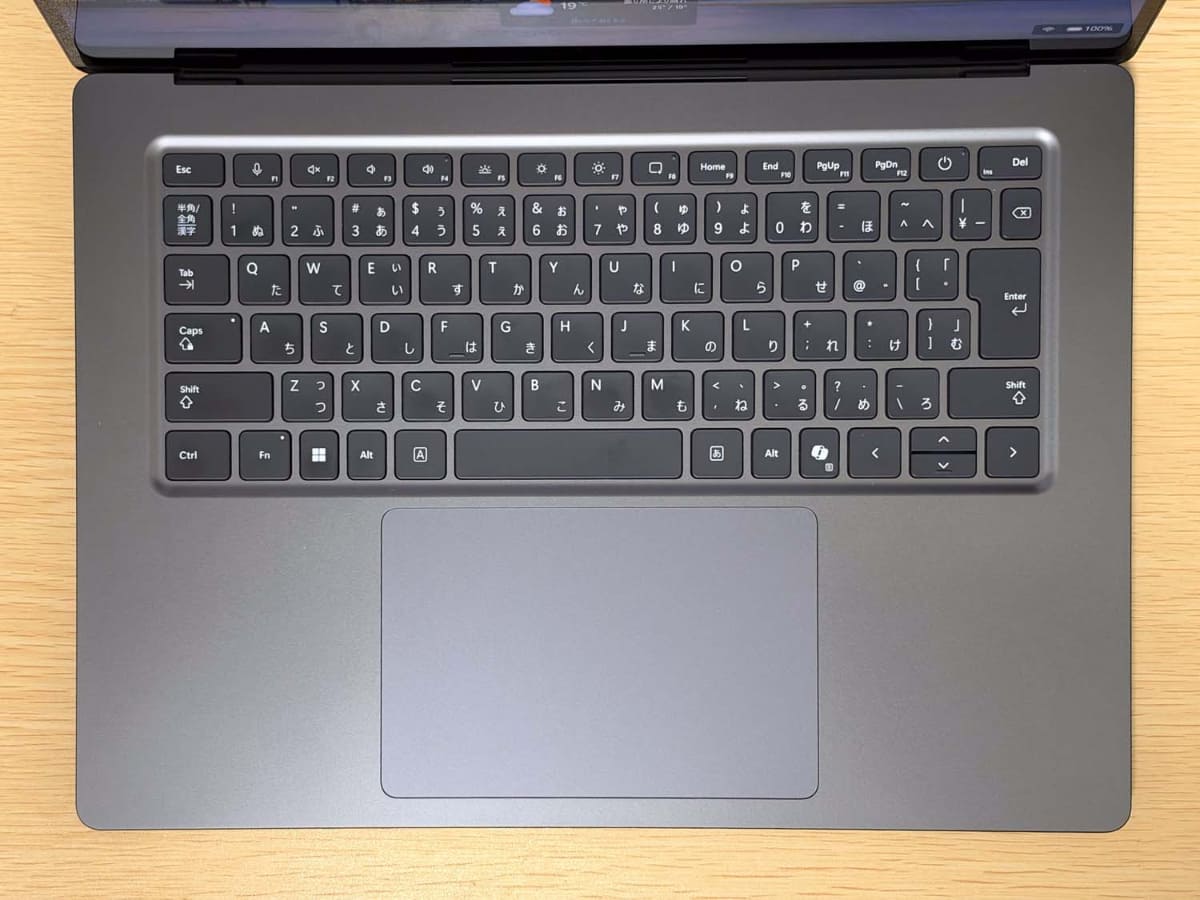 キーボード部分。しっかりした作りでサイズにも余裕がある。