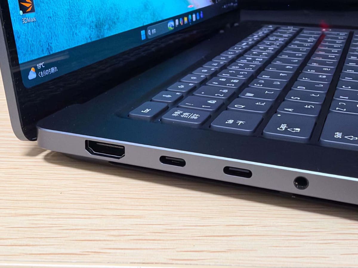 本体左側。左からHDMI・USB Type-C×2、ヘッドホン。本体厚みは19.16mm