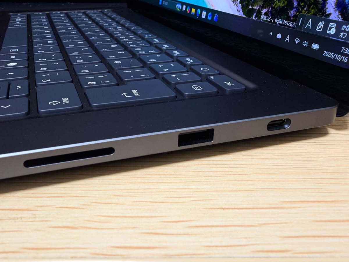 本体右側。右から電源(USB Type-C)、USB Type-A、SDカード