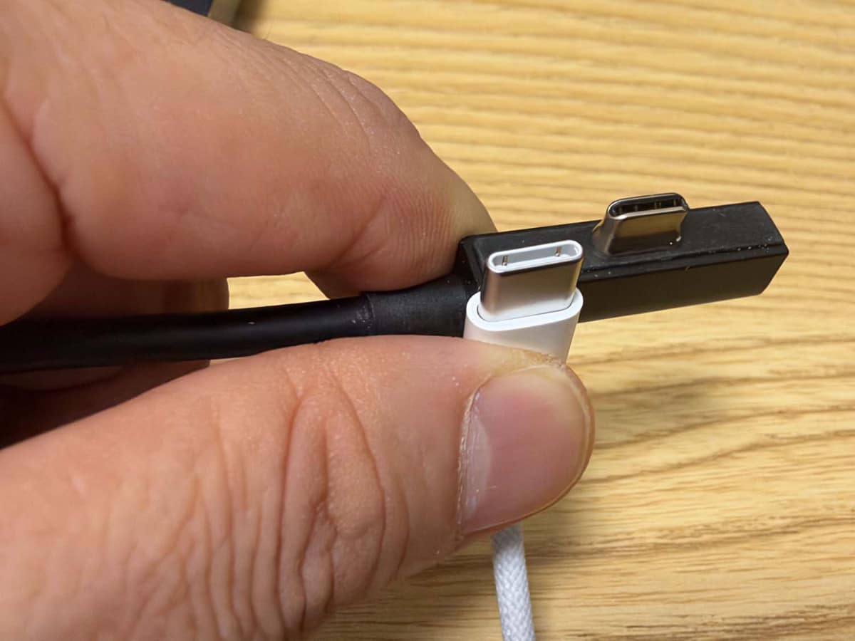 マグネット コネクト対応の専用充電ケーブルはUSB Type-Cケーブルより細く、他のUSB Type-C機器の充電には使えない