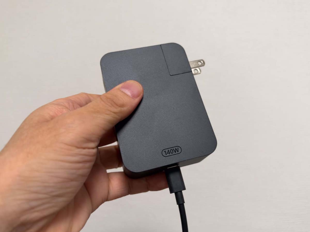 Surface Laptop UltraのACアダプター。USB PDによる140W供給。これだけのパフォーマンスを実現するPCのものとしては意外なほど小さい