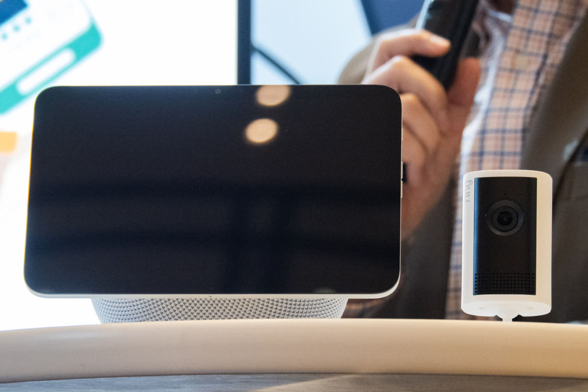 左から「Echo Show 8」、「Ring Indoor Cam Plus」