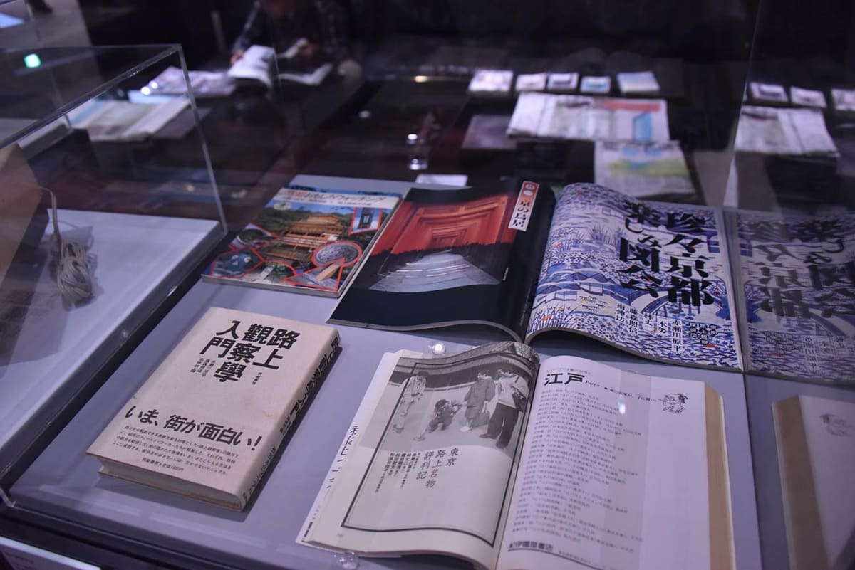 「路上、お邪魔ですか?」展のきっかけにもなった路上観察学会に関する展示物