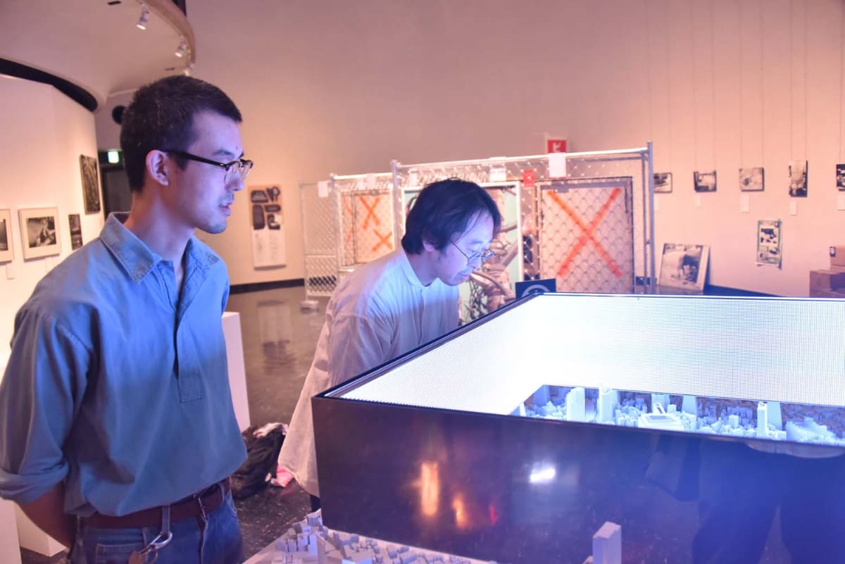 松濤美術館で展示物を眺めながら談笑する本橋さんと木原さん