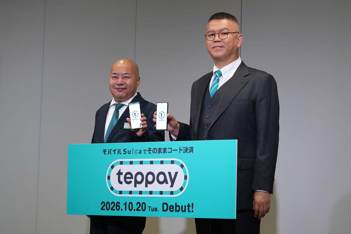 JR東日本 執行役員 マーケティング本部 Suica・決済基盤構築ユニット長 牧野達朗氏(左)とシソンヌの長谷川忍さん(右)