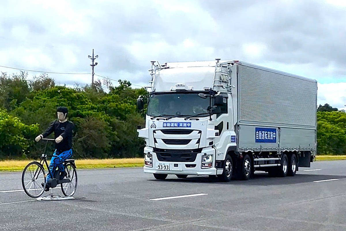 自転車に対し車両を追従・停止させるテストの様子