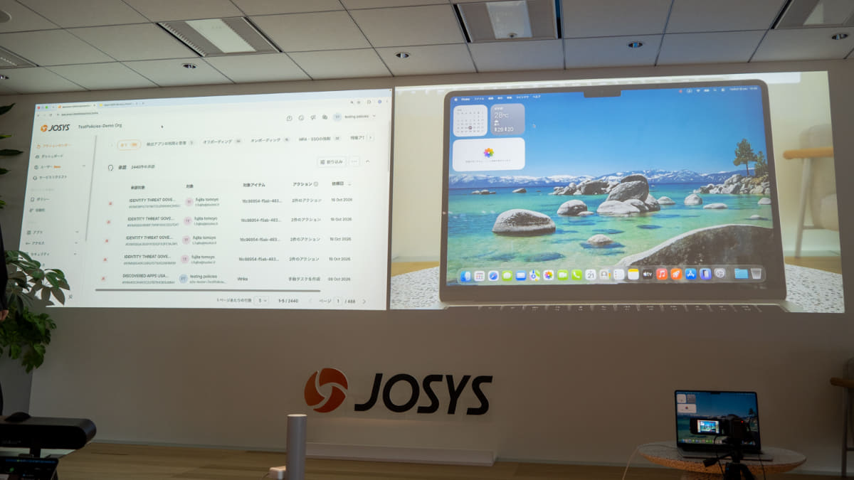 デモの様子。Josys MDMサービスの画面(左)と感染端末(右)