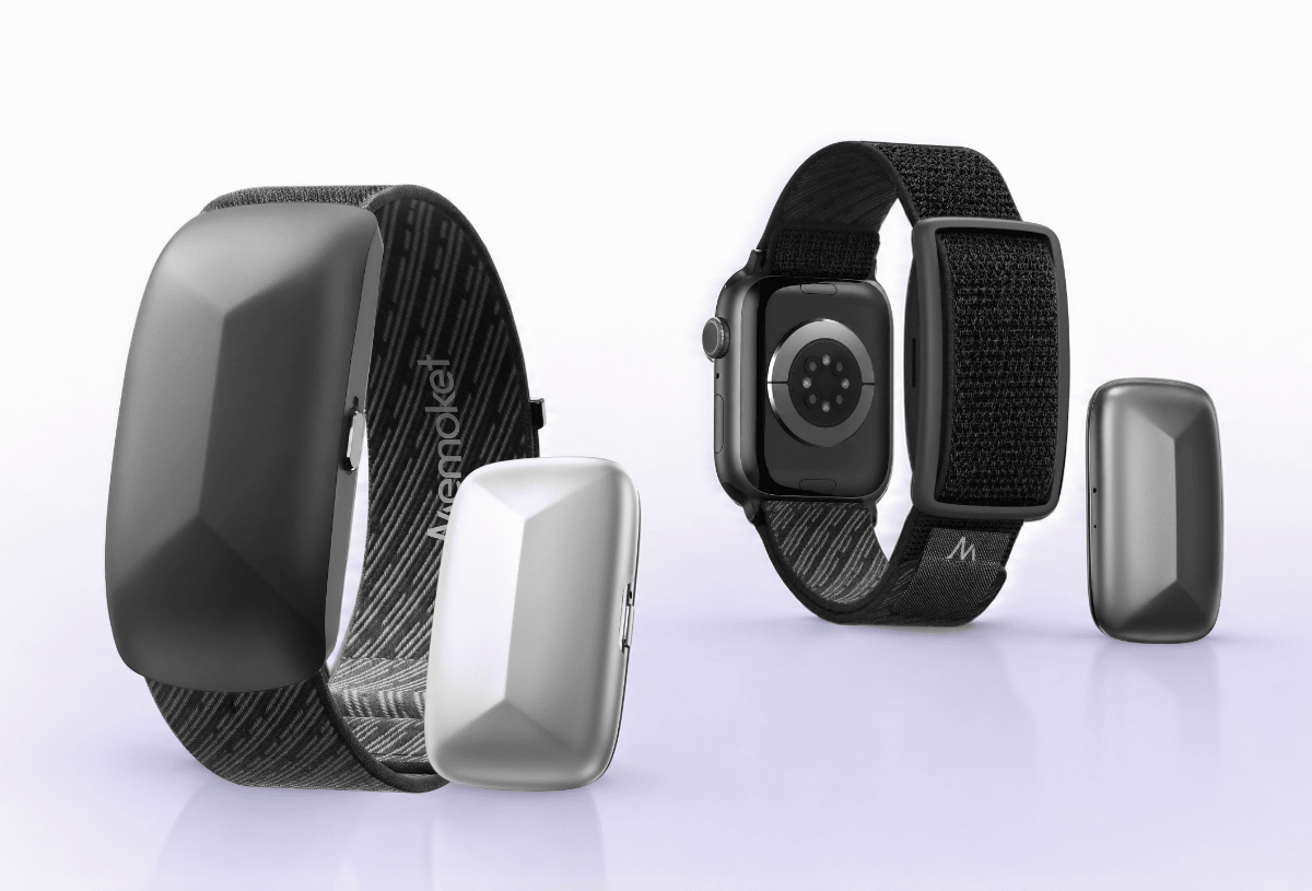 Apple Watchのバンドに取り付けられる(右)