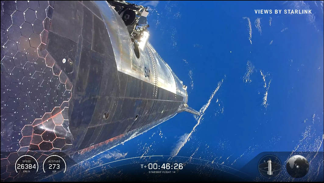 Starship初の衛星軌道投入となったFlight 14。Starlink衛星から撮影したStarlink衛星放出の様子(出典：SpaceX Starship Flight 14)