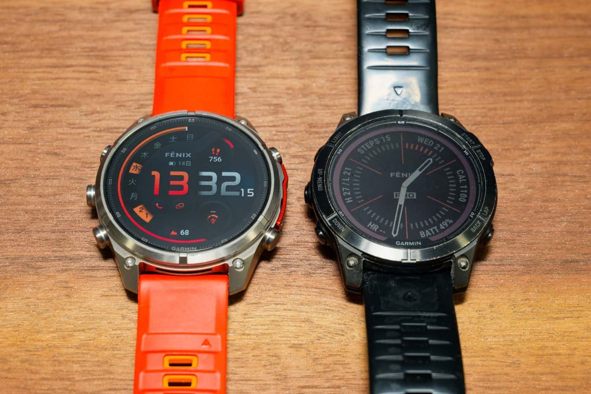 右は筆者所有のfēnix 7 Pro。MIP液晶なので視認性はそこまで高くないものの省電力