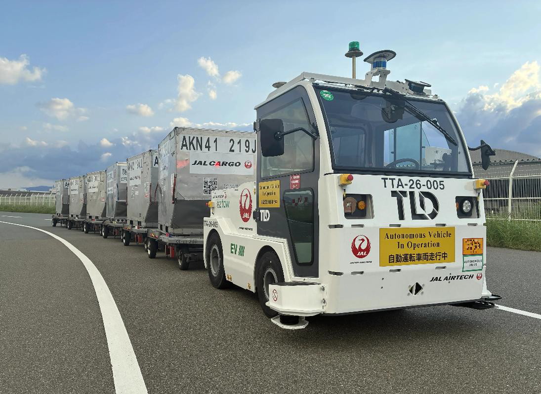 福岡空港で導入するトーイングトラクター(TLD Robotics製)