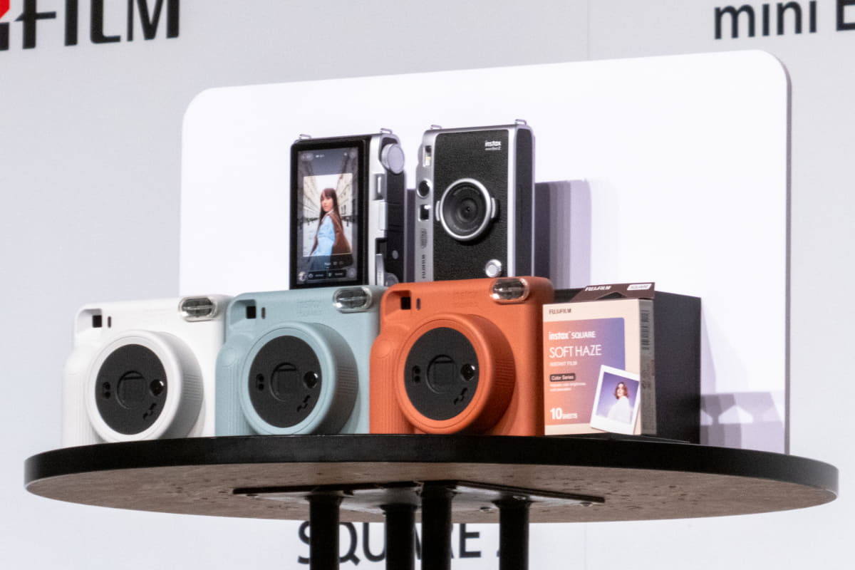 instax mini Evo 2(上)、instax SQUARE 2(左下)、SOFT HAZE(右下)
