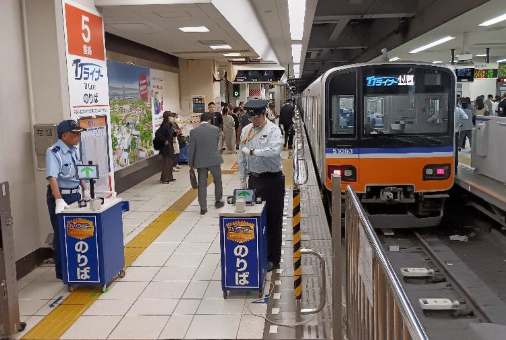 TJライナー乗車口